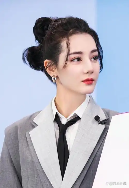 迪丽热巴又酷又美,穿灰色西装配丸子头,心都要融化了