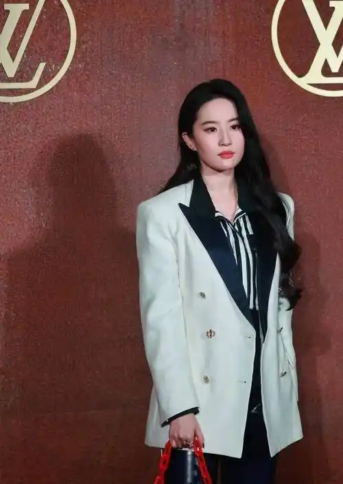 刘亦菲真该换个造型师了穿白西装挺有范儿的但皮裤一言难尽