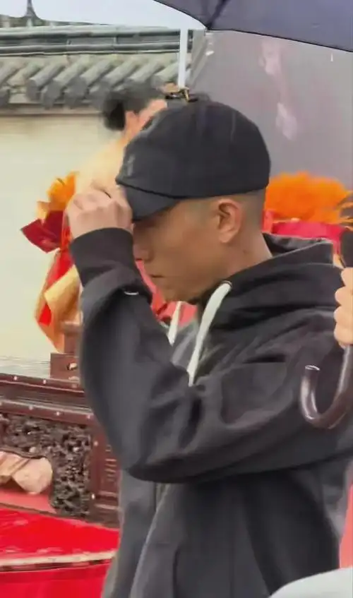 张一山新片开机为新片留光头太抢眼网友喊话太期待