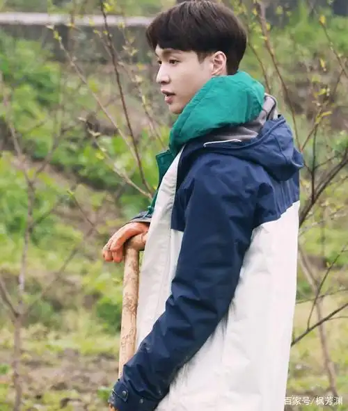 《向往5》张艺兴工作时穿白色衣服,看他袖子就知道这是不是作秀