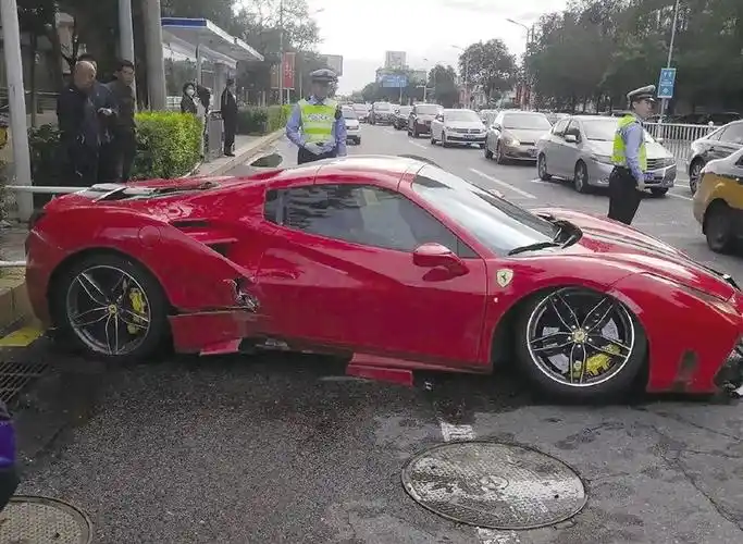 法拉利跑车失控撞上护栏