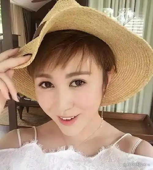 在电影《夏洛特烦恼》中,我们熟悉了马丽扮演的马冬梅,一个土气,粗鲁