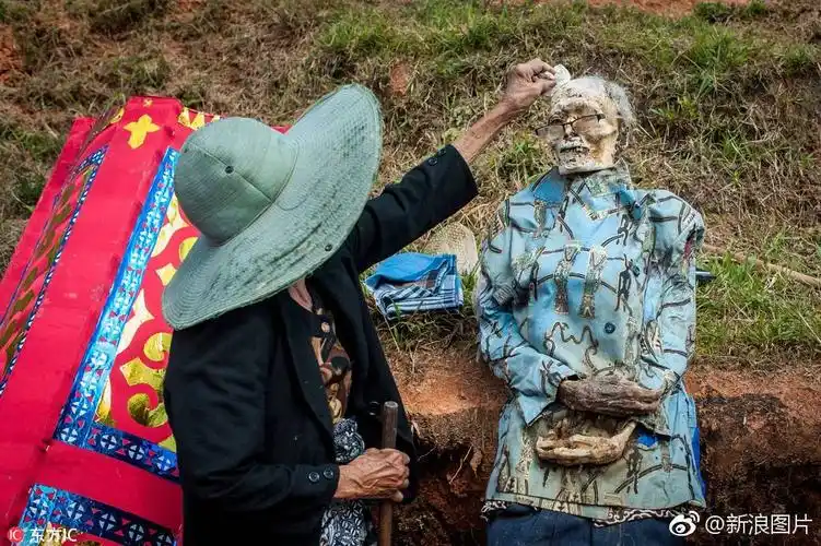 印尼恐怖习俗挖尸打扮上演死人时装秀