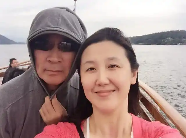 她年轻貌美,却爱上大21岁"国民老爷",如今44岁成人生赢