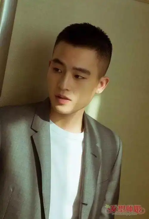 男生剃板寸无刘海英俊发型左右铲掉的板寸头发,打造出男生的帅酷风采