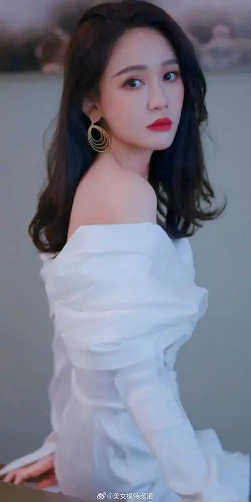 陈乔恩白色抹胸裙优雅写真