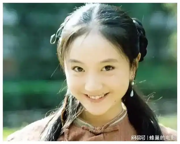 她是黄轩前女友,为救患癌父亲当演员,现在40岁点痣后认不出