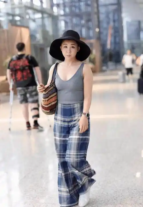 原创李小萌个子小但敢穿紧身背心配阔腿裤丰满身材至少显胖10斤