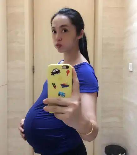 姚晨昆凌轻抚肚子,美好之情溢于言表.