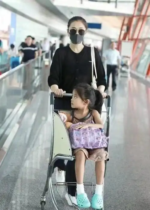 梅婷一家四口同框,老公全程带娃很贤惠,女儿继承妈妈黑眼圈|穿搭|军校