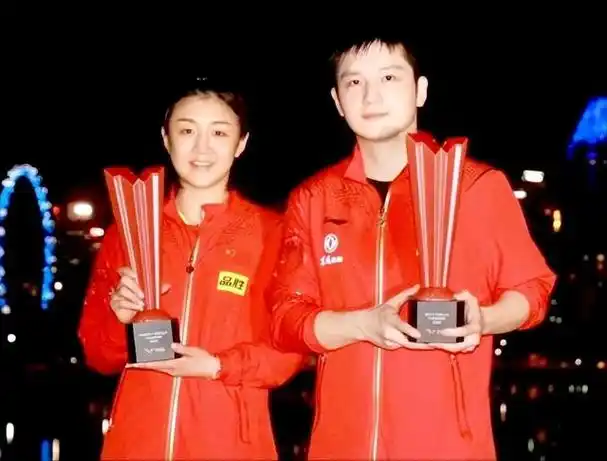 德班世乒赛8强晋级赛,樊振东和陈梦同时开球,两人比着看谁先下班.