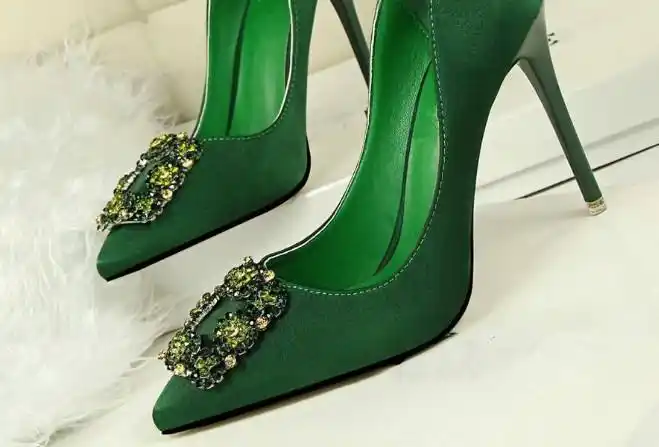 心理学:哪双绿色高跟鞋穿上会更好看?测你未来会不会很有钱?
