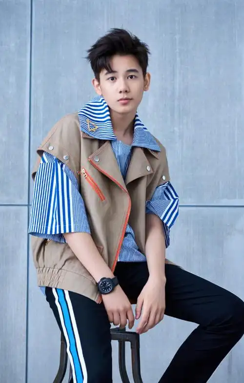 胡先煦简约穿搭佩戴腕表满满青春气息