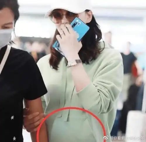 刘诗诗疑似怀二胎衣服宽松难掩大肚网友调侃肚子大藏不住