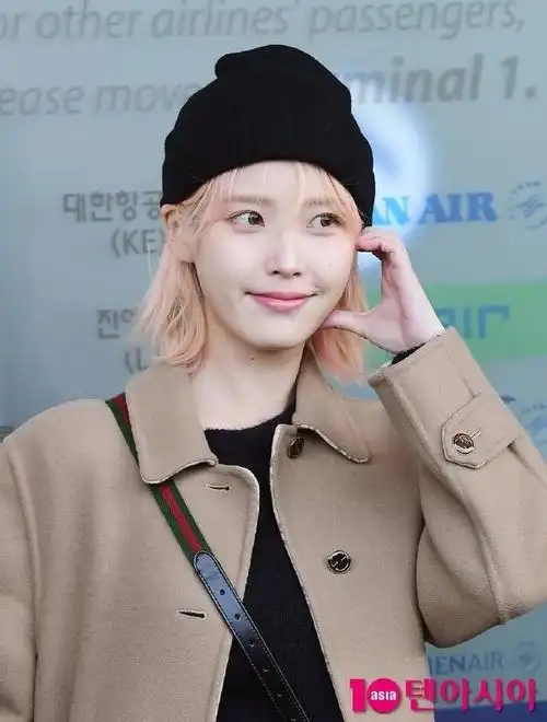 iu新造型曝光!机场照公开粉金色头发超级仙,亲口认:回归快来了