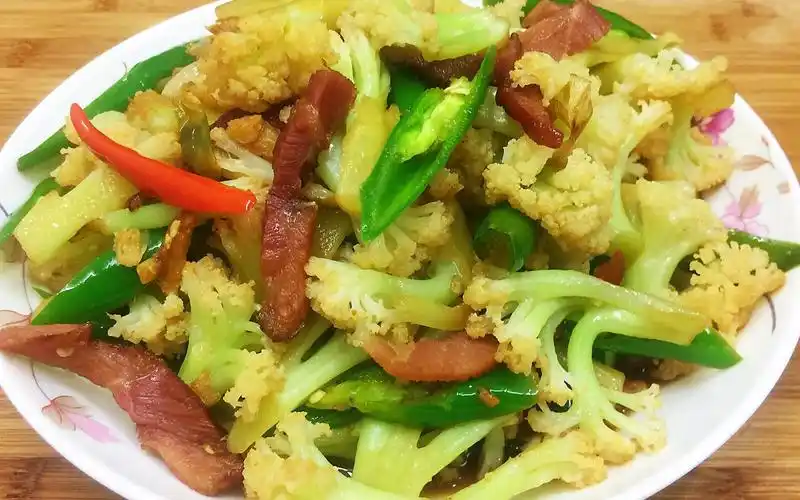 腊肉炒菜花的做法,菜花香辣入味,又突出了腊肉的味道
