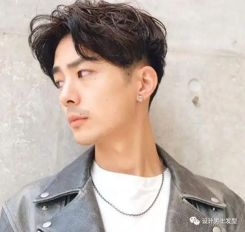 "中分小哥哥" ■■■■■■ 中分发型不再是90年代的老发型,现在中分