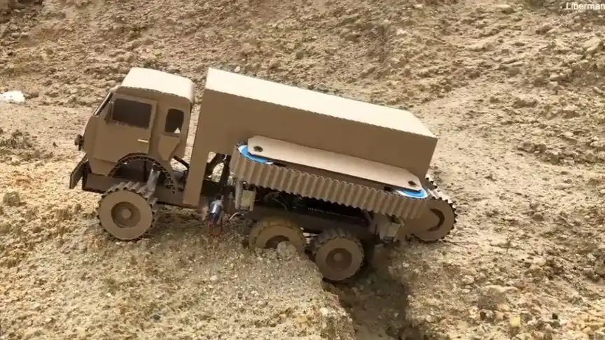 国外小哥用废弃纸壳做的装甲车!在野外行驶如履平地!