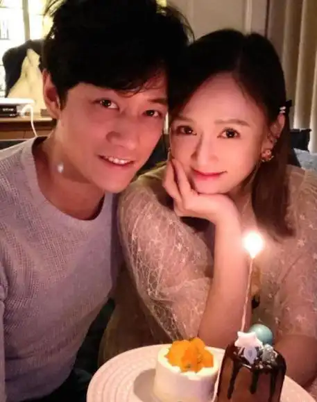 陈乔恩艾伦庆祝恋爱一周年 亲密依偎幸福感爆棚