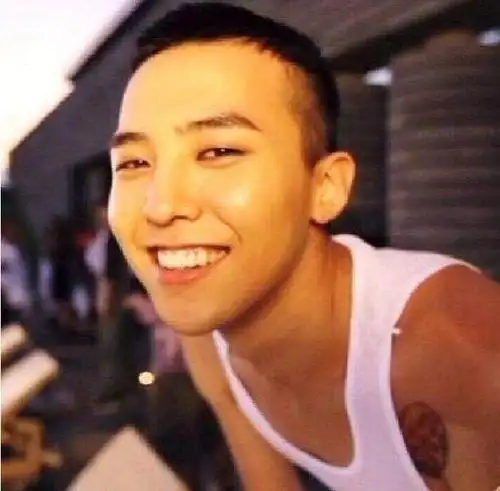 权志龙入伍前做了什么?嘴馋吃遍济州岛美食,剪个平头都比别人帅