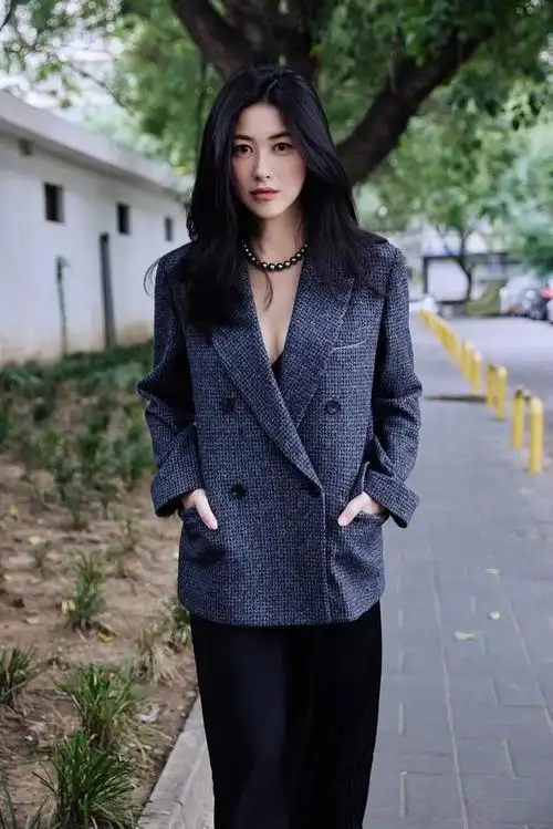 朱珠带火了"假上班"穿搭,真空穿西装 吊带裙 乐福鞋,性感高级|朱珠|穿