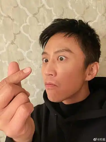 组图:邓超九宫格比心自拍诚意满满 歪脸翻白眼表情丰富