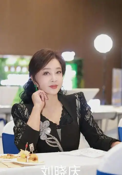 73岁刘晓庆活动现场照片惹争议网友科技感十足没一处是真的