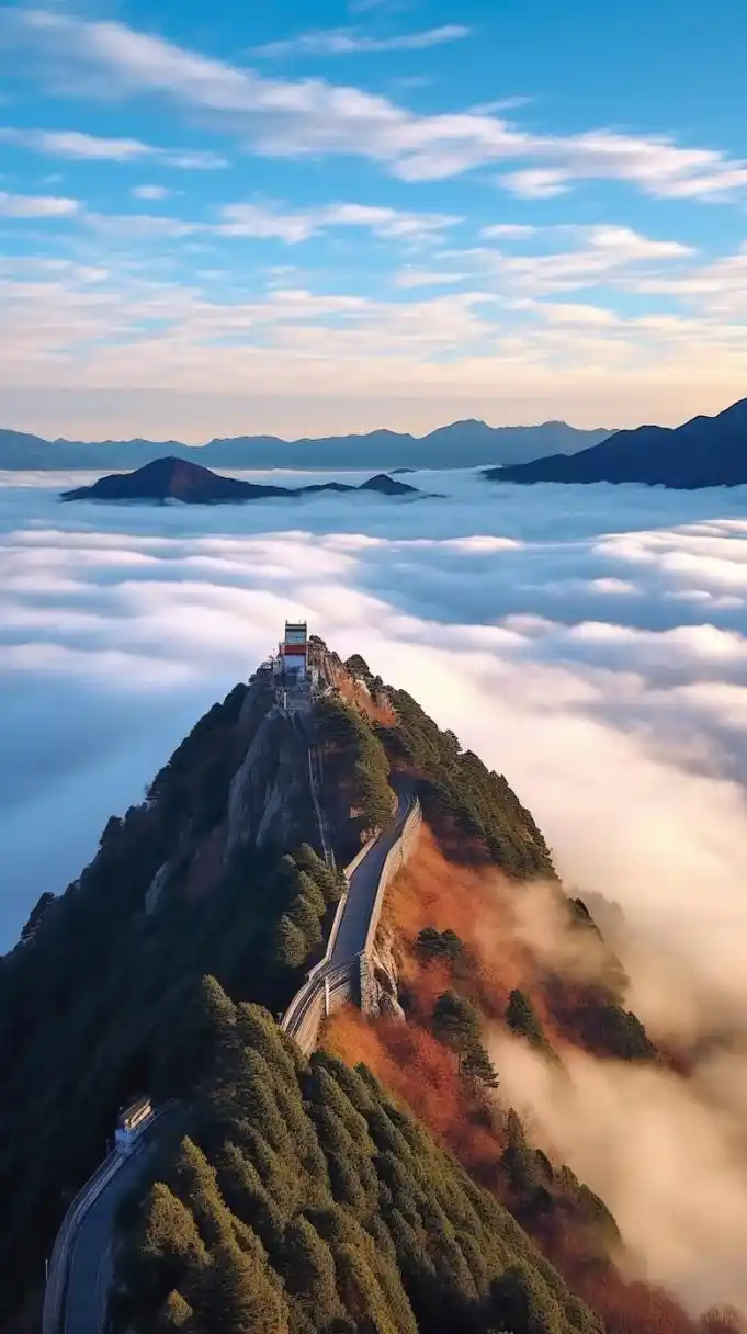 山峰高耸入云天,云雾缭绕似仙境.山顶白雪皑皑满,云海远望如画中.