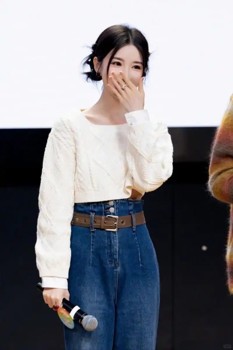 毛晓彤问心剧组穿搭曝光高腰牛仔裤引发潮流热潮  毛晓彤在《问心》