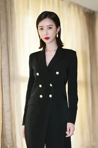 潘时七出席活动一身西装黑裙尽显冷艳气质