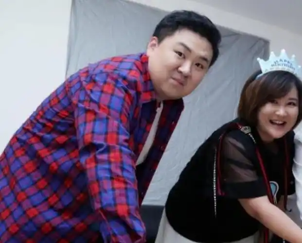 贾玲男友疑曝光深夜街边热聊依依不舍两人不止一次同框