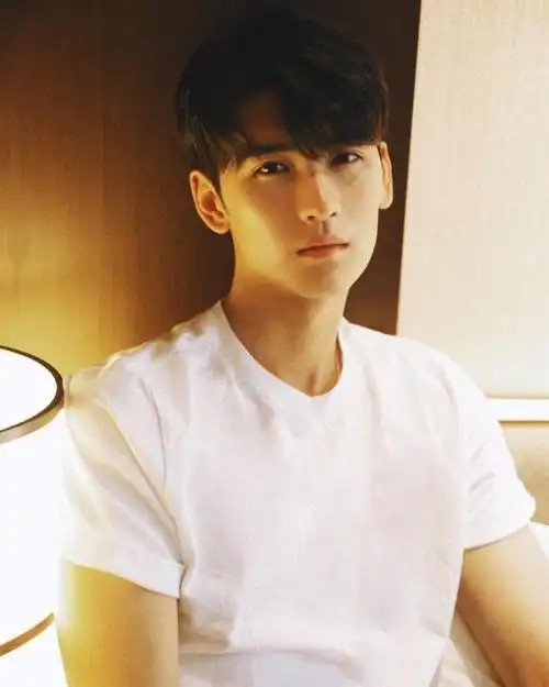 重庆籍演员22岁的重庆男演员黄俊捷身高一米八六