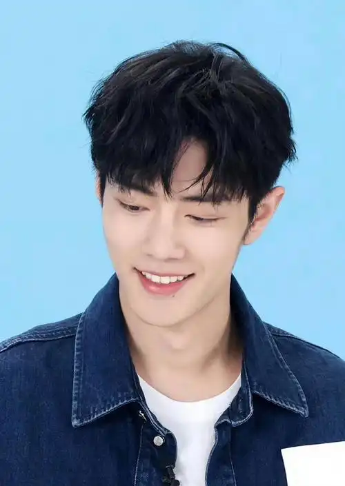 哇,肖战的发量也多了吧?他都三十几岁了,不会秃吗?