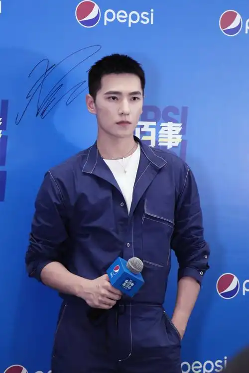 杨洋寸头硬汉演上瘾打乒乓球技术加分