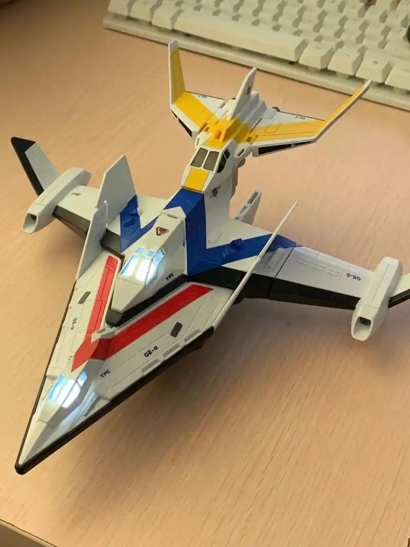 万代奥特经典 戴拿奥特曼 胜利神鹰 这次外观忠实还原道具,修改了旧版