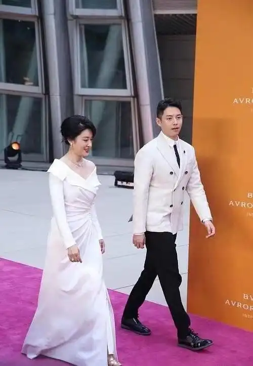 周涛这大牡丹脸太抗老了放下主持人范穿露肩装央妈脸还像30岁