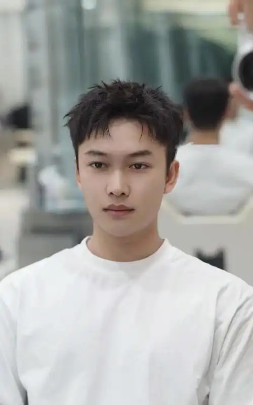 中分发型超帅气