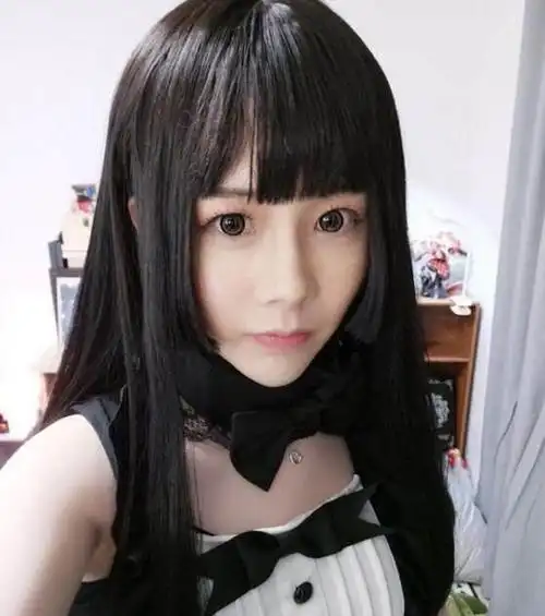 在日本,日语对伪娘的翻译为男の娘,其意义为褒义,即好看的女装爱好者.