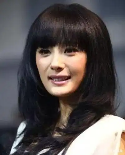 还有就是齐刘海,齐刘海真的太不适合方脸女孩了,当年脸还是方型的杨幂