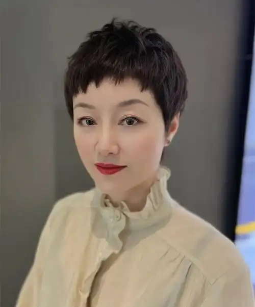 以及适合自己肤色的发色,让这款发型充满了时尚感,对于三四十岁的女士