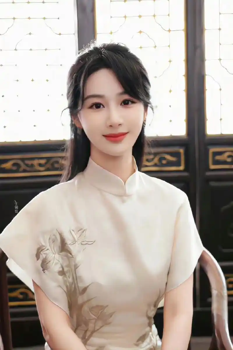 最近,杨紫释出了一组旗袍照片,照片中的她,清新脱俗,气质十足.这套旗
