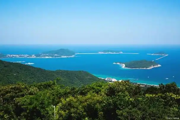 三亚是中国著名的旅游城市,有着美丽的海岛,热带风情和丰富的自然资源