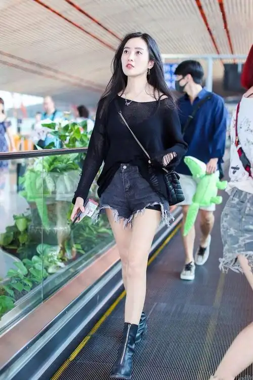 王梓薇穿黑色透视毛衣搭配牛仔热裤秀大长腿气质清新笑容甜美