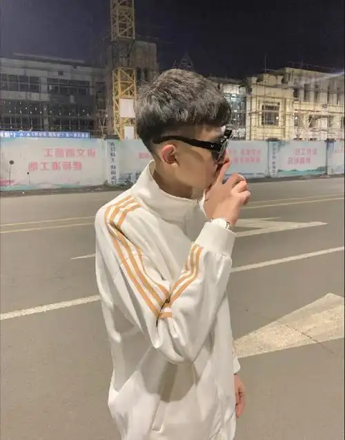 精神小伙外套男冬季皮衣_春秋季社会网红同款外套男潮牌修身精神小伙