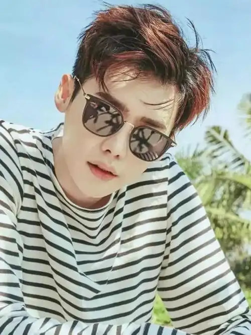 男生烫头发技巧 根据脸型选择烫发造型