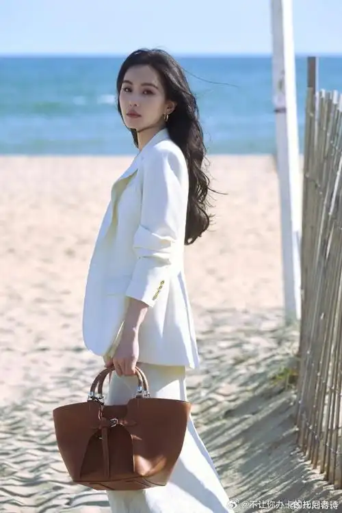 刘诗诗拖地白裙##刘诗诗鱼尾裙配西装外套