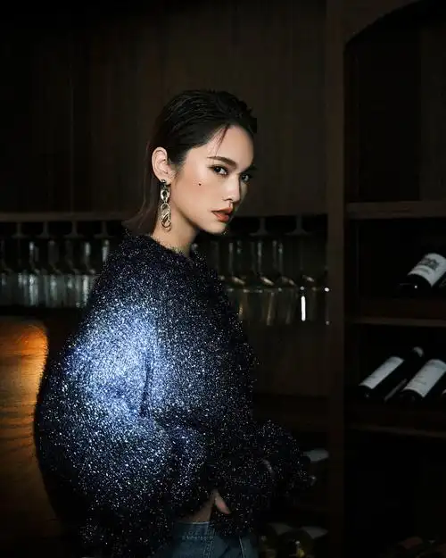 杨丞琳穿蓝色亮片上衣拍暗黑写真 优雅迷人化身腹黑女王_凤凰网娱乐