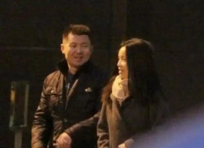 他斩断了和高峰的友谊,来到了那英身边