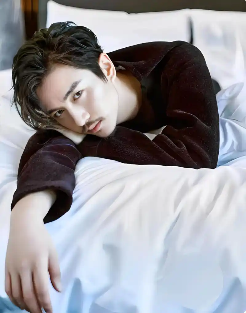 其实我想说的是,陈晓不仅是一个穿着古装的美男子!他