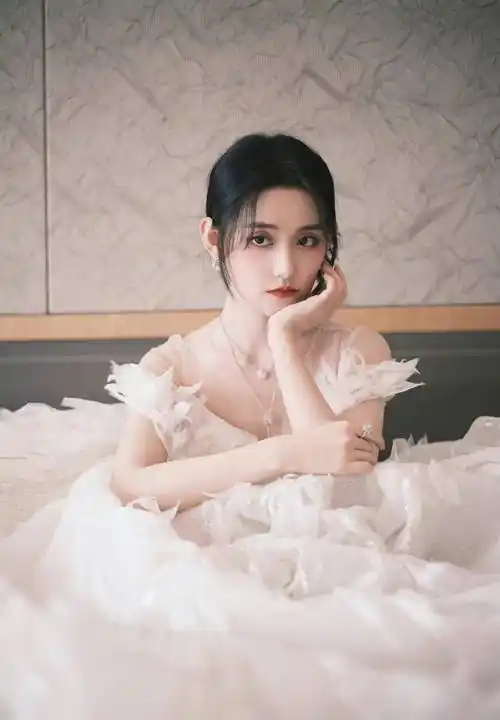 蒋依依穿白色镂空透视羽毛长裙 清纯甜美 灵动温柔_少女_设计_裙摆